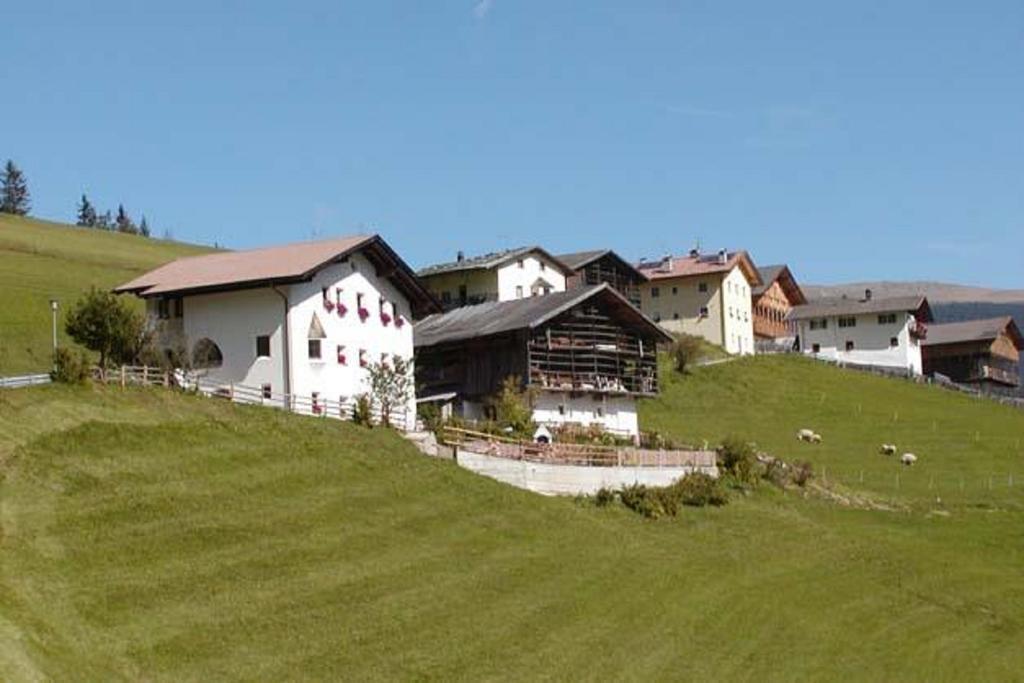 Agriturismo Apartments Tuene Ortisei Exteriör bild
